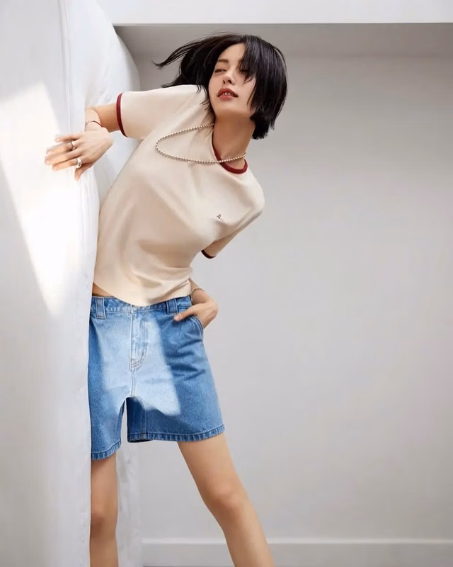 Quần shorts denim kết hợp áo phông trơn và phụ kiện Quần shorts denim kết hợp áo phông trơn và phụ kiện