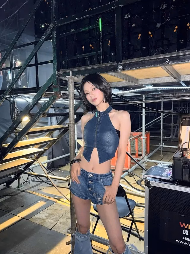 Halter top kết hợp quần shorts denim Halter top kết hợp quần shorts denim