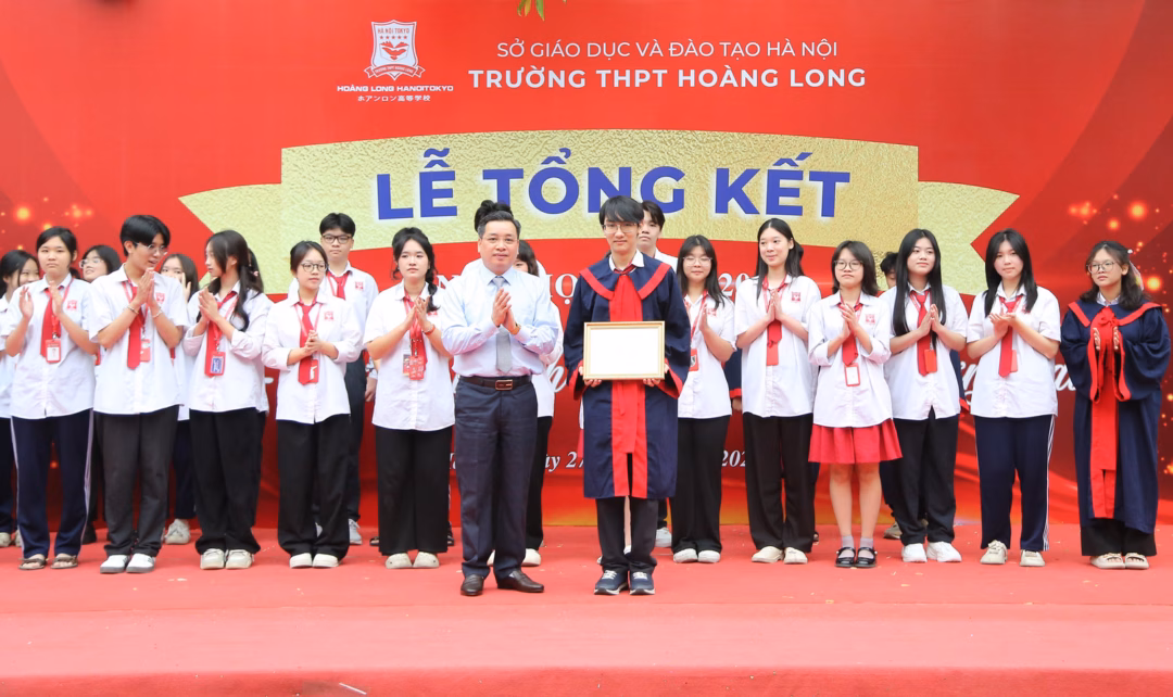 Ông Lê Thanh Long - Chủ tịch Hội đồng Trường THPT Hoàng Long trao khen thưởng cho các em học sinh. Ông Lê Thanh Long - Chủ tịch Hội đồng Trường THPT Hoàng Long trao khen thưởng cho các em học sinh.