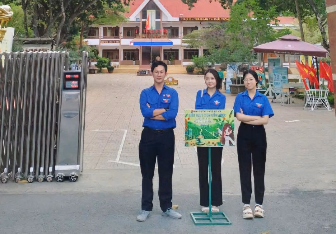 Nam sinh Nguyễn Anh Ngọc (ngoài cùng bên trái) trong một hoạt động phong trào tại trường Nam sinh Nguyễn Anh Ngọc (ngoài cùng bên trái) trong một hoạt động phong trào tại trường