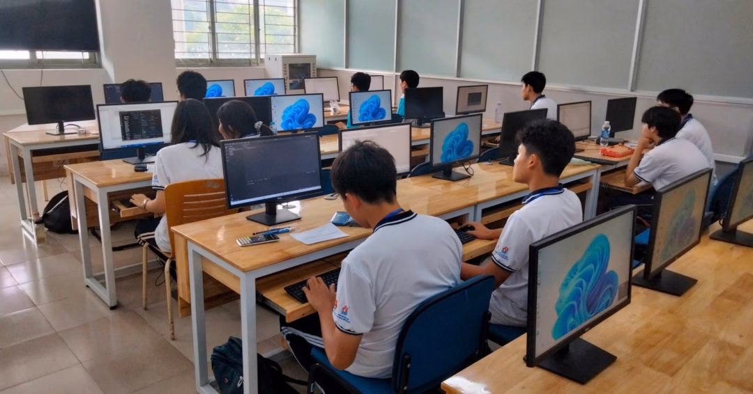 Học sinh thử sức với kiến thức tin học Học sinh thử sức với kiến thức tin học trên máy tính tại Hội thi Tin học trẻ TPHCM năm 2025