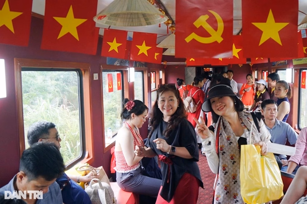 Du khách trải nghiệm chuyến tàu du lịch thử nghiệm Du khách trải nghiệm chuyến tàu du lịch thử nghiệm