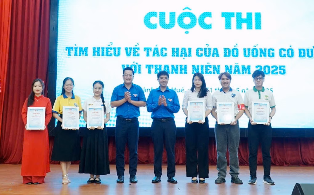 Ban tổ chức trao chứng nhận cho các đội thi Ban tổ chức trao chứng nhận cho các đội thi