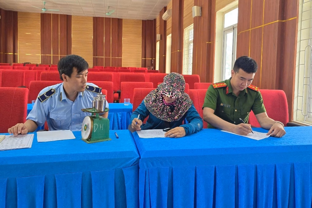 Cơ quan chức năng làm việc với người bán hàng rong Cơ quan chức năng làm việc với người bán hàng rong