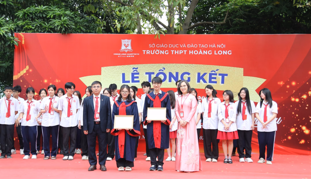 TS. Hoàng Việt và cô Đào Thị Thu Trang - Phó Hiệu trưởng nhà trường trao khen thưởng cho các em học sinh. TS. Hoàng Việt và cô Đào Thị Thu Trang - Phó Hiệu trưởng nhà trường trao khen thưởng cho các em học sinh.