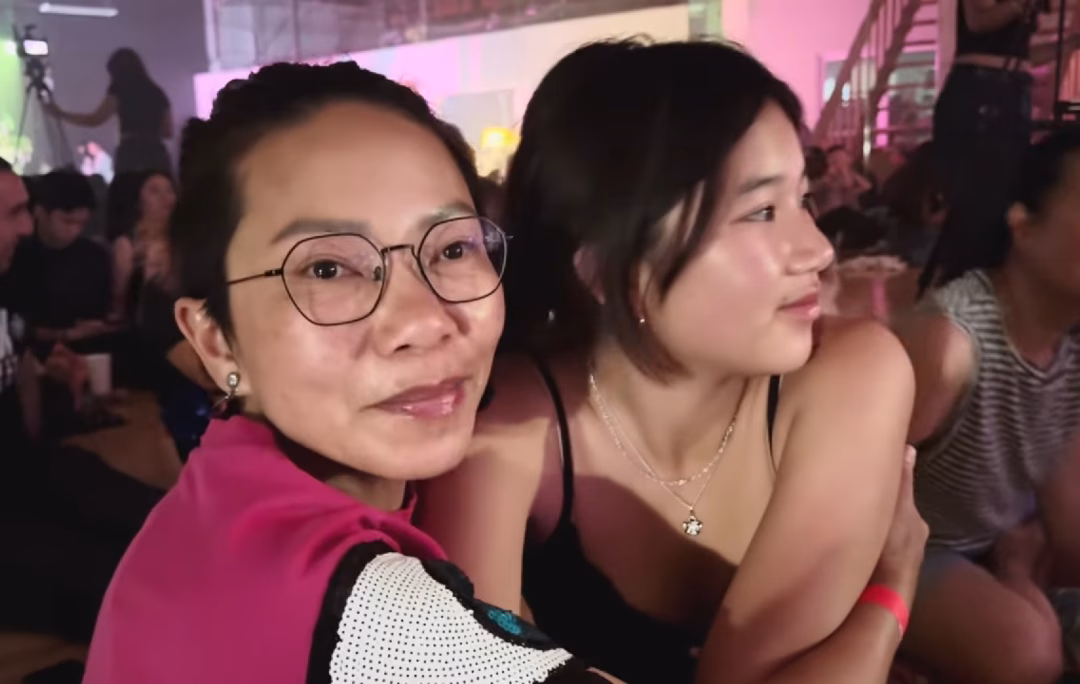 Hà Trần ôm con gái Hà Trần ôm con gái