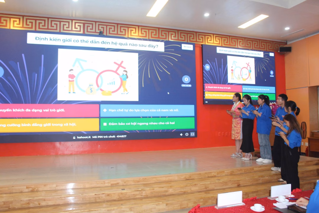 Sinh viên tham gia trả lời trắc nghiệm Sinh viên tham gia trả lời trắc nghiệm