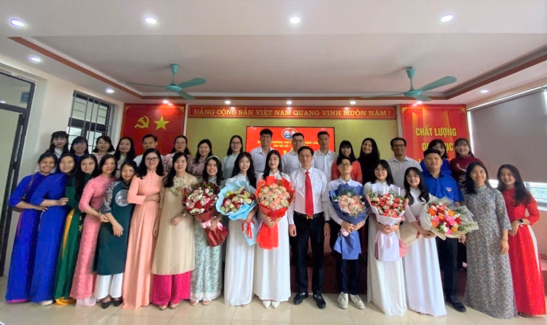 Các thầy cô tặng hoa chúc mừng những học sinh ưu tú vinh dự được đứng trong hàng ngũ của Đảng. Các thầy cô tặng hoa chúc mừng những học sinh ưu tú vinh dự được đứng trong hàng ngũ của Đảng.