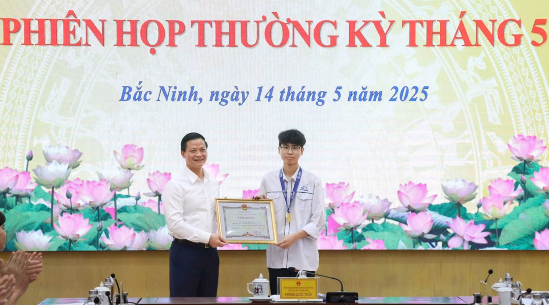 Chủ tịch UBND tỉnh Bắc Ninh Vương Quốc Tuấn trao Bằng khen cho Nguyễn Công Vinh.