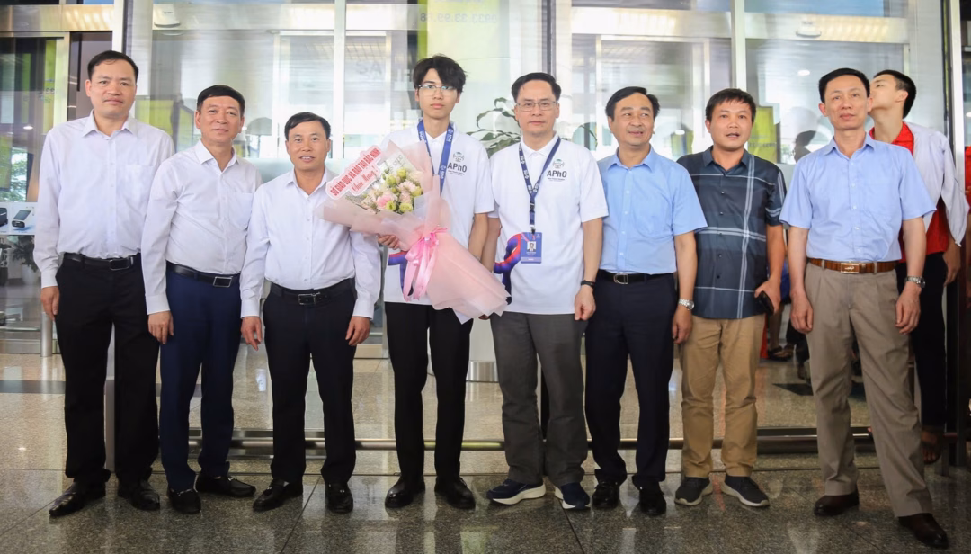 Đại diện lãnh đạo Sở GD&ĐT Bắc Ninh cùng thầy cô chúc mừng Vinh với thành tích đạt Huy chương Vàng Olympic Vật lý châu Á.
