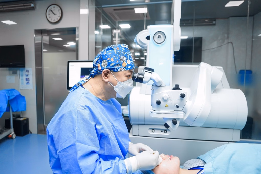 Trước khi mổ cận thị, người bệnh cần được khảo sát giác mạc toàn diện Khảo sát giác mạc toàn diện trước khi phẫu thuật