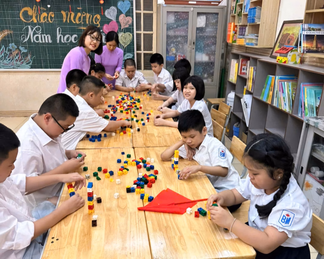 Cô Nga giảng dạy Cô Nga áp dụng nhiều phương pháp giảng dạy sáng tạo