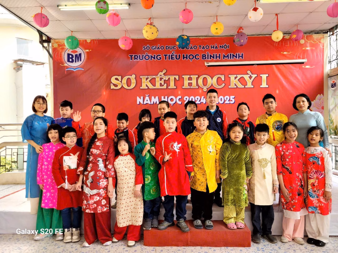 Cô Thu Nga và học trò Cô Thu Nga và học trò trong lễ sơ kết kỳ 1 năm học 2024-2025