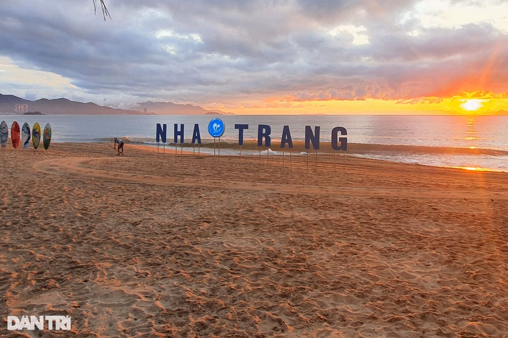 Bãi biển Nha Trang vào lúc bình minh Bãi biển Nha Trang vào lúc bình minh