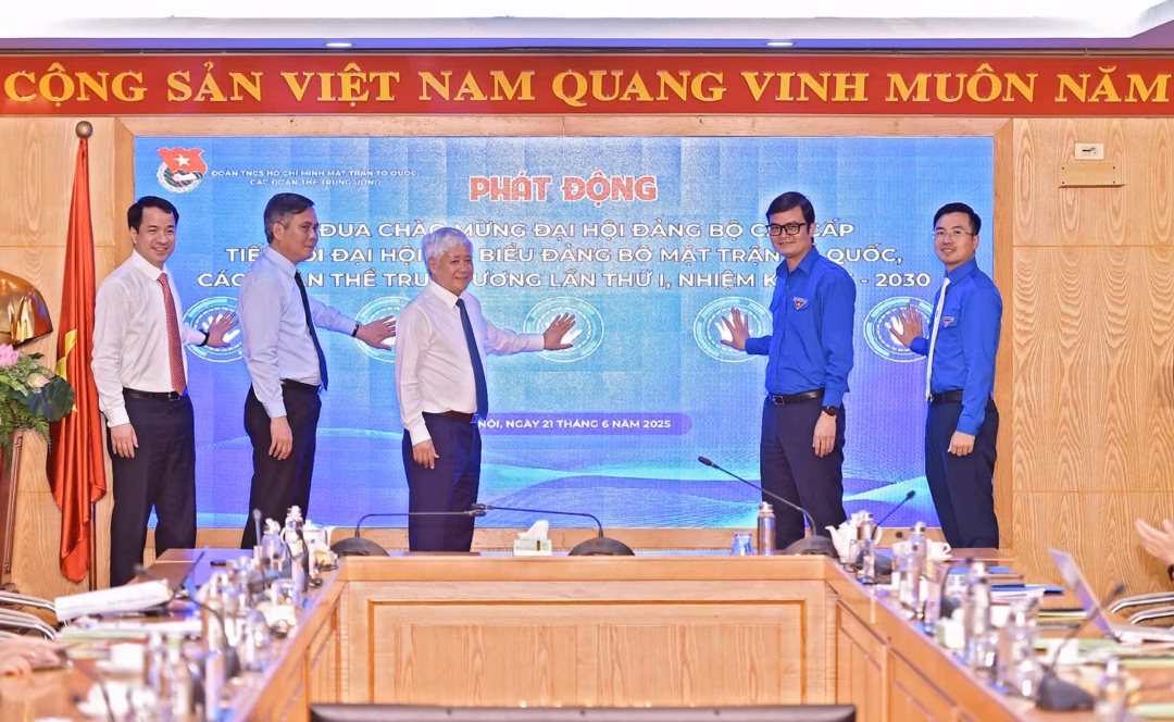 Phát động thi đua Các đại biểu phát động thi đua