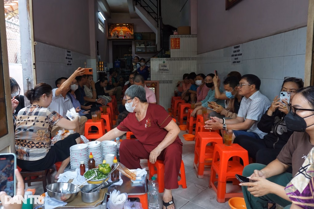 Quán bánh canh nhanh nhất TPHCM nghỉ bán, khách vội đến ăn vẫn không kịp -3 Quán bánh canh nhanh nhất TPHCM nghỉ bán, khách vội đến ăn vẫn không kịp -3