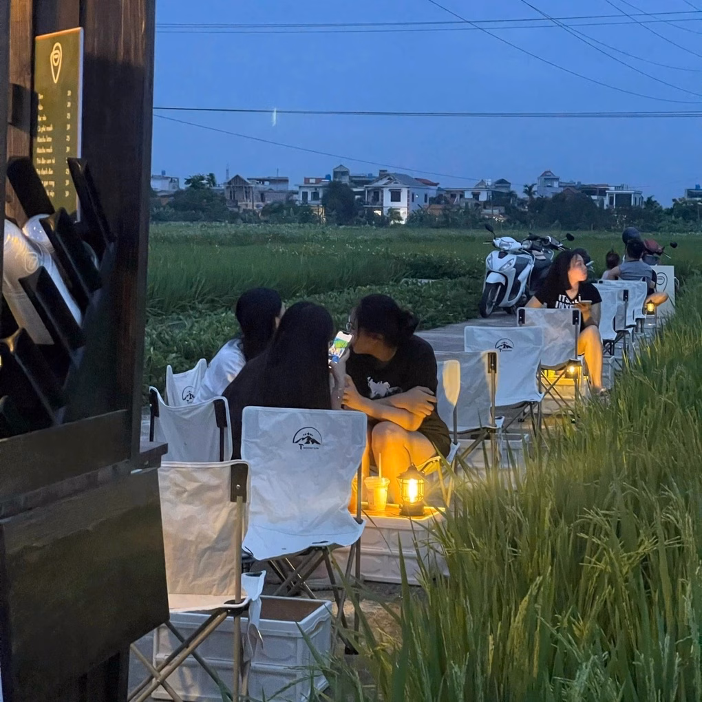 Khách hàng trải nghiệm tại quán cà phê Khách hàng trải nghiệm tại quán cà phê