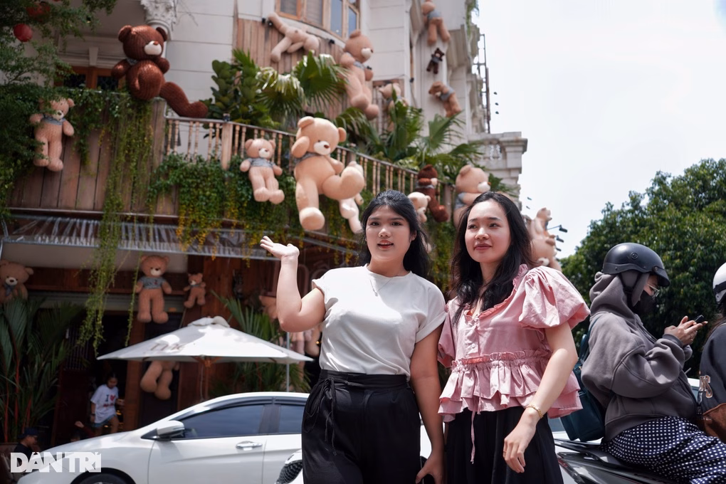 Khách trải nghiệm tại quán Khách đến quán cà phê