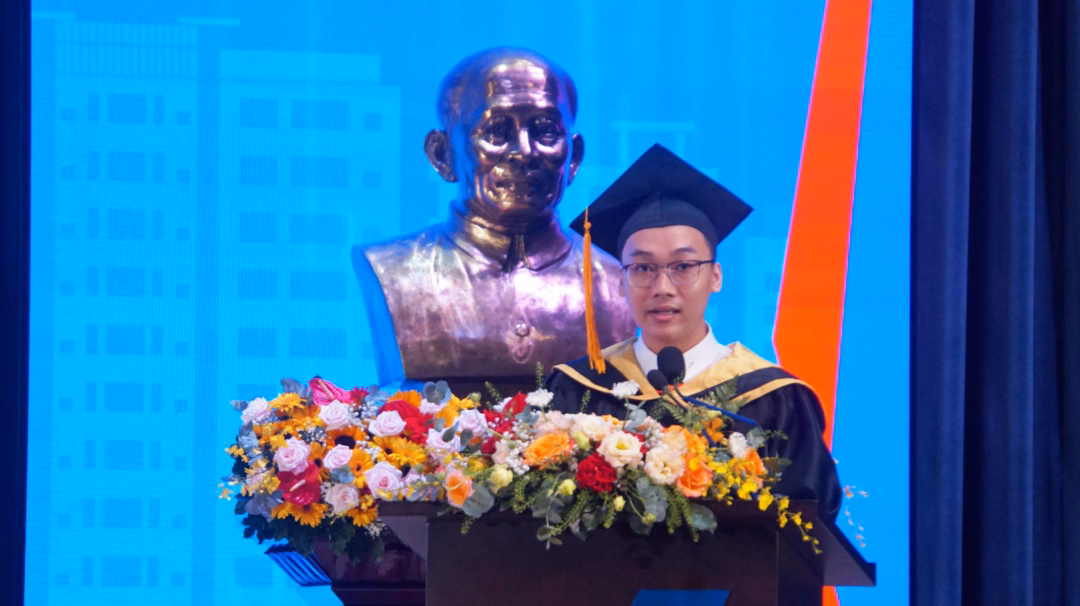 Huỳnh Nhựt Trường - cử nhân ngành Toán ứng dụng phát biểu tại buổi lễ Huỳnh Nhựt Trường - cử nhân ngành Toán ứng dụng phát biểu tại buổi lễ