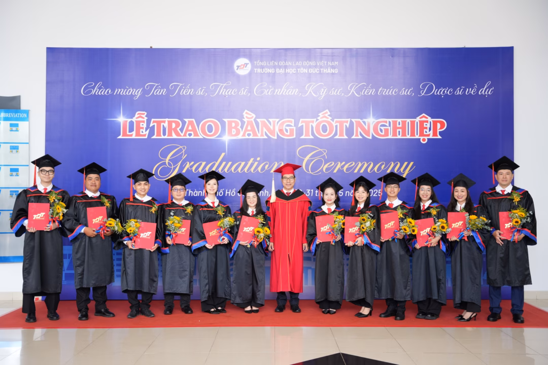 Các tân Thạc sĩ tại lễ tốt nghiệp Các tân Thạc sĩ tại lễ tốt nghiệp