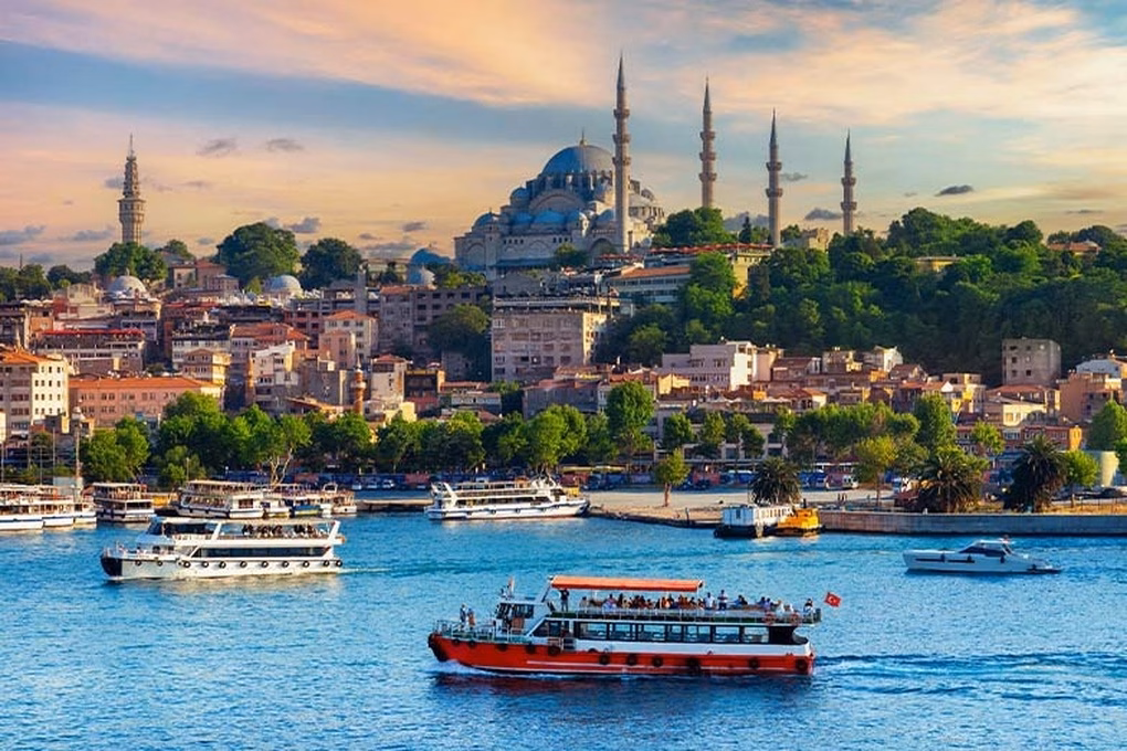 Istanbul - thành phố lớn nhất Thổ Nhĩ Kỳ Istanbul - thành phố lớn nhất ở Thổ Nhĩ Kỳ, nằm trên hai lục địa Á - Âu