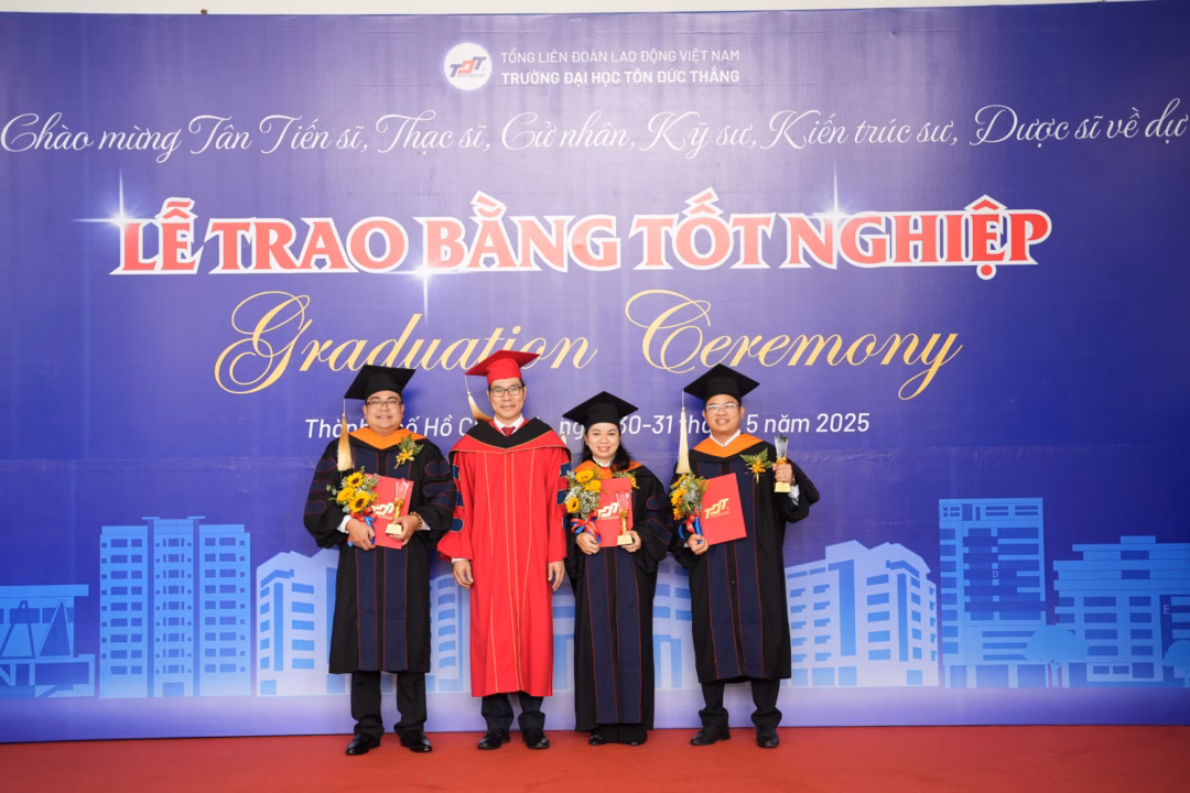 Các tân Tiến sĩ tại lễ tốt nghiệp Các tân Tiến sĩ tại lễ tốt nghiệp