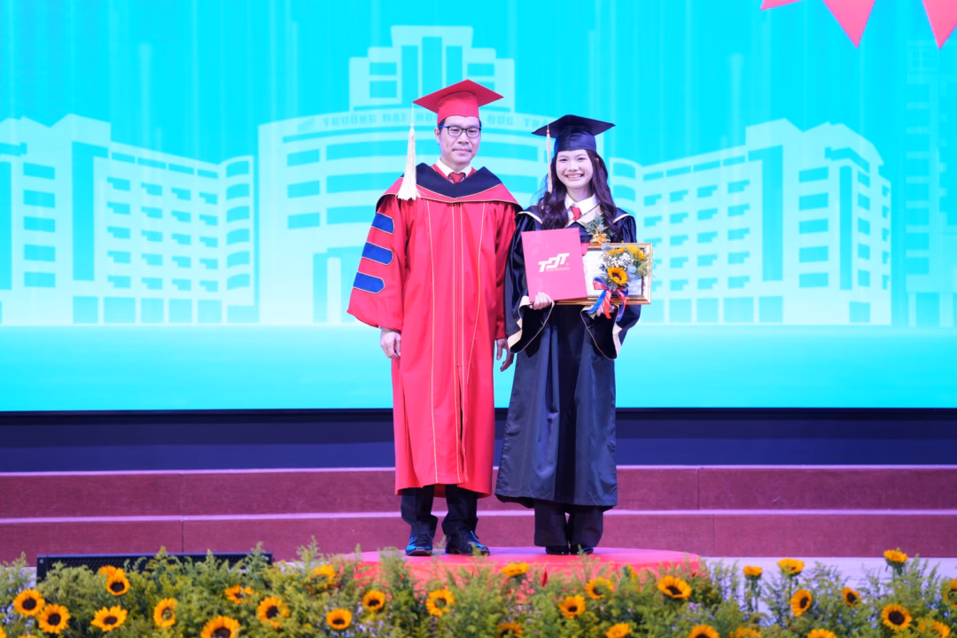 TS Trần Trọng Đạo – Hiệu trưởng Trường Đại học Tôn Đức Thắng trao bằng tốt nghiệp và giấy khen cho tân cử nhân tốt nghiệp loại giỏi TS Trần Trọng Đạo – Hiệu trưởng Trường Đại học Tôn Đức Thắng trao bằng tốt nghiệp và giấy khen cho tân cử nhân tốt nghiệp loại giỏi