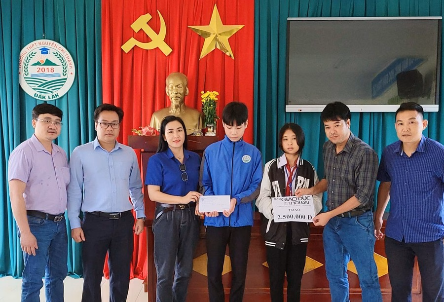 Cô Nguyễn Thị Xuân Hương (thứ 3 từ trái qua) nhận đỡ đầu học sinh có hoàn cảnh khó khăn Cô Nguyễn Thị Xuân Hương (thứ 3 từ trái qua) nhận đỡ đầu học sinh có hoàn cảnh khó khăn