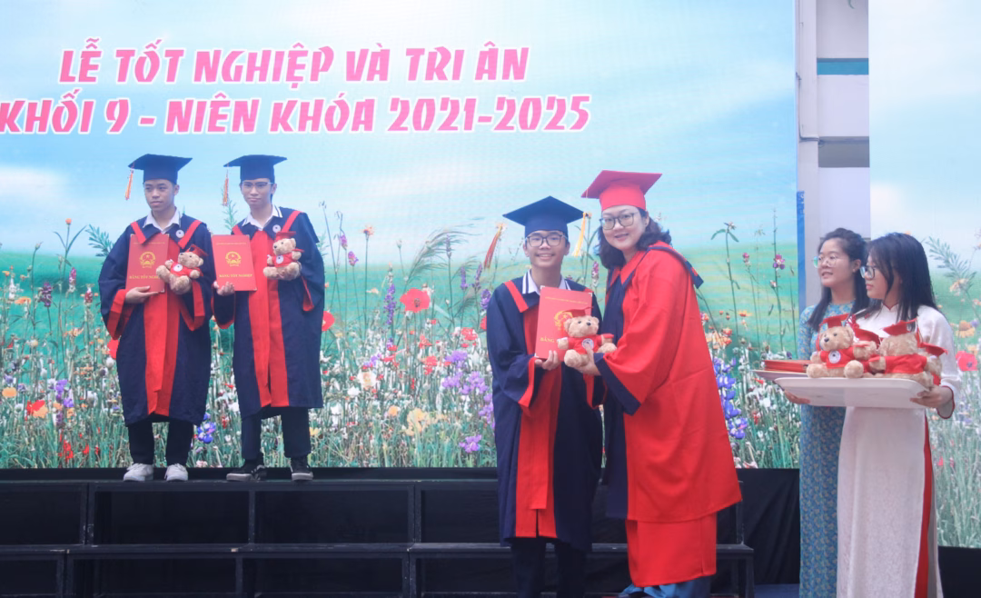 Bà Nguyễn Đoan Trang trao bằng tốt nghiệp cho học sinh. Bà Nguyễn Đoan Trang trao bằng tốt nghiệp cho học sinh.