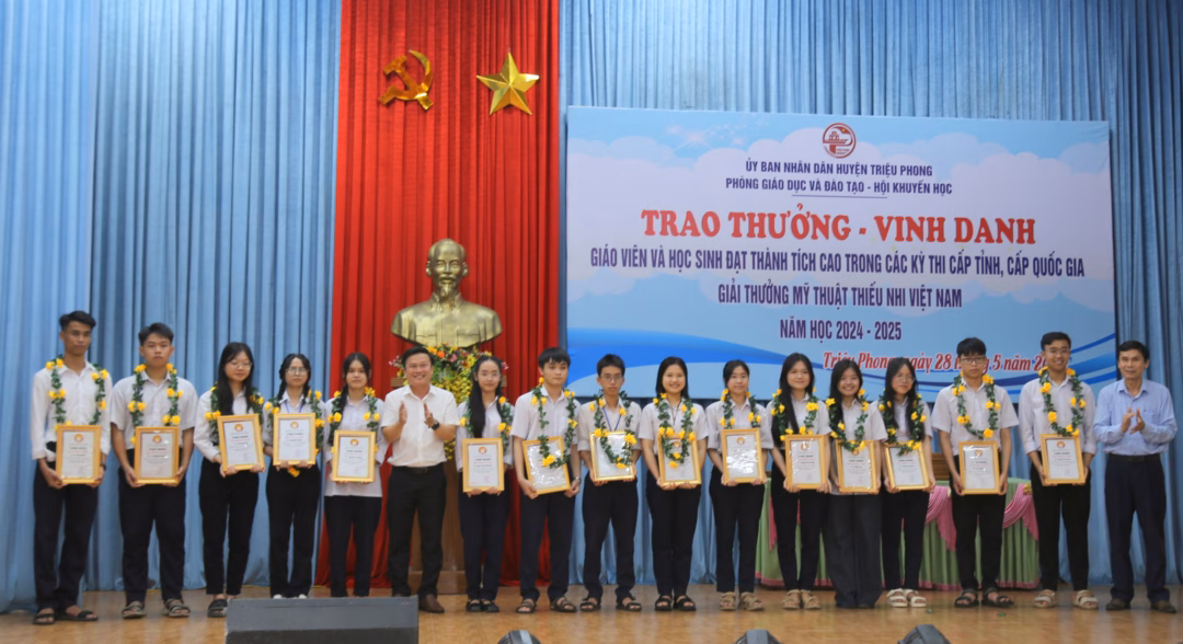 Lãnh đạo khen thưởng học sinh Lãnh đạo Phòng GD&ĐT và Hội Khuyến học khen thưởng các học sinh