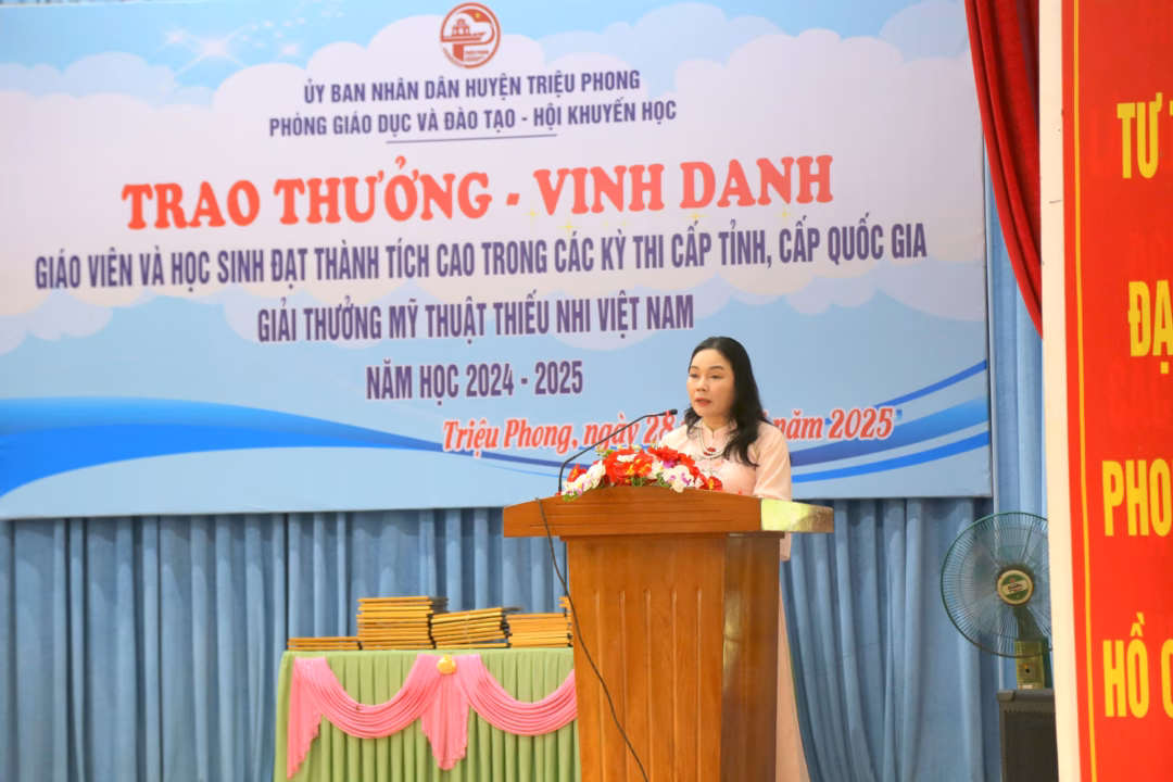 Bà Nguyễn Thị Phước Hòa ghi nhận nỗ lực Bà Nguyễn Thị Phước Hòa ghi nhận nỗ lực của giáo viên và học sinh