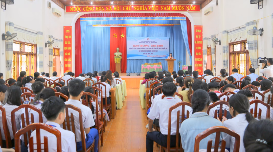 Vinh danh học sinh xuất sắc Học sinh xuất sắc được vinh danh tại lễ trao thưởng