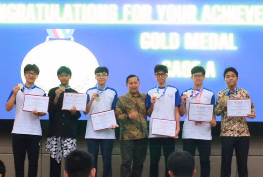 Ban tổ chức trao thưởng cho các thí sinh đoạt huy chương Vàng. Ban tổ chức trao thưởng cho các thí sinh đoạt huy chương Vàng.