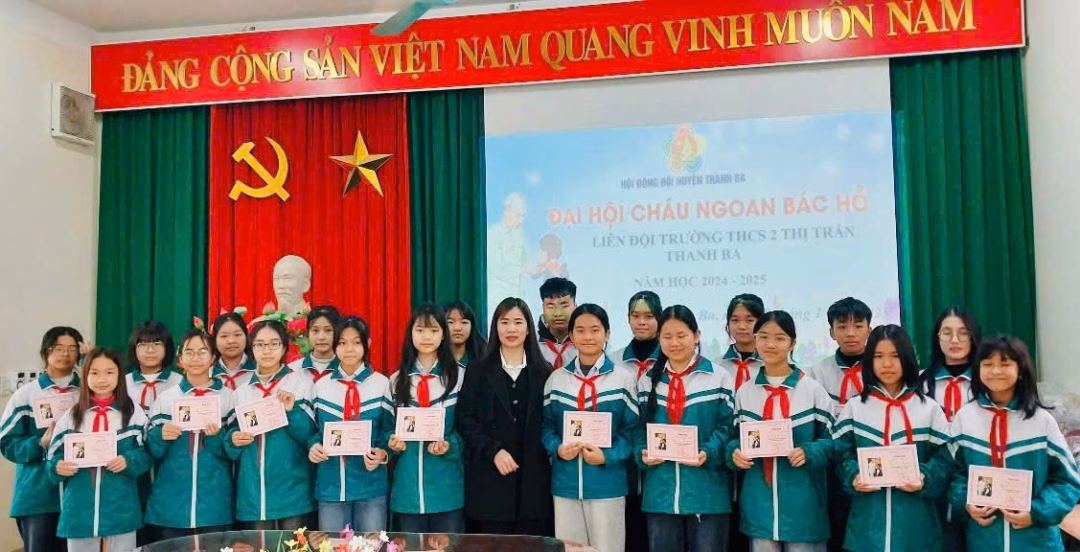 Lãnh đạo trường trao chứng nhận Cháu ngoan cho học sinh. Lãnh đạo trường trao chứng nhận Cháu ngoan cho học sinh.