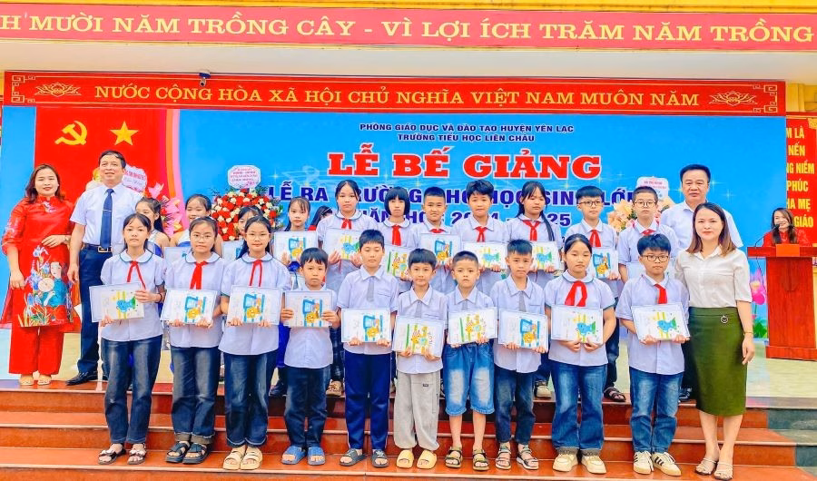 Ban giám hiệu trao thưởng cho học sinh z6645877907664-c74d6a8a7b946da66c02b5dcae422efe.jpg