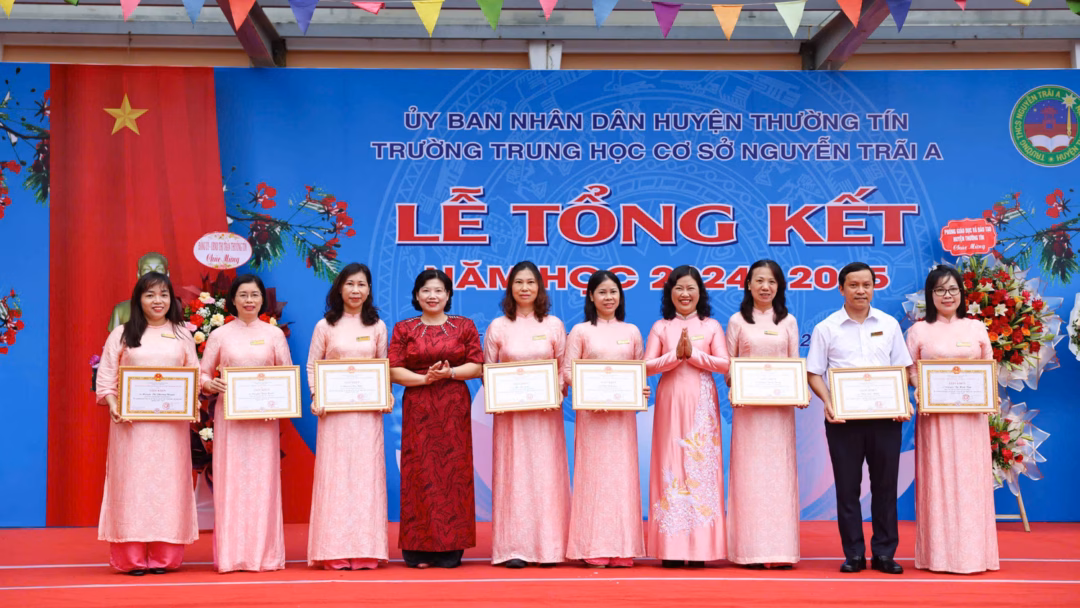 Ban Giám hiệu trao thưởng cho giáo viên Ban Giám hiệu trao thưởng cho các giáo viên