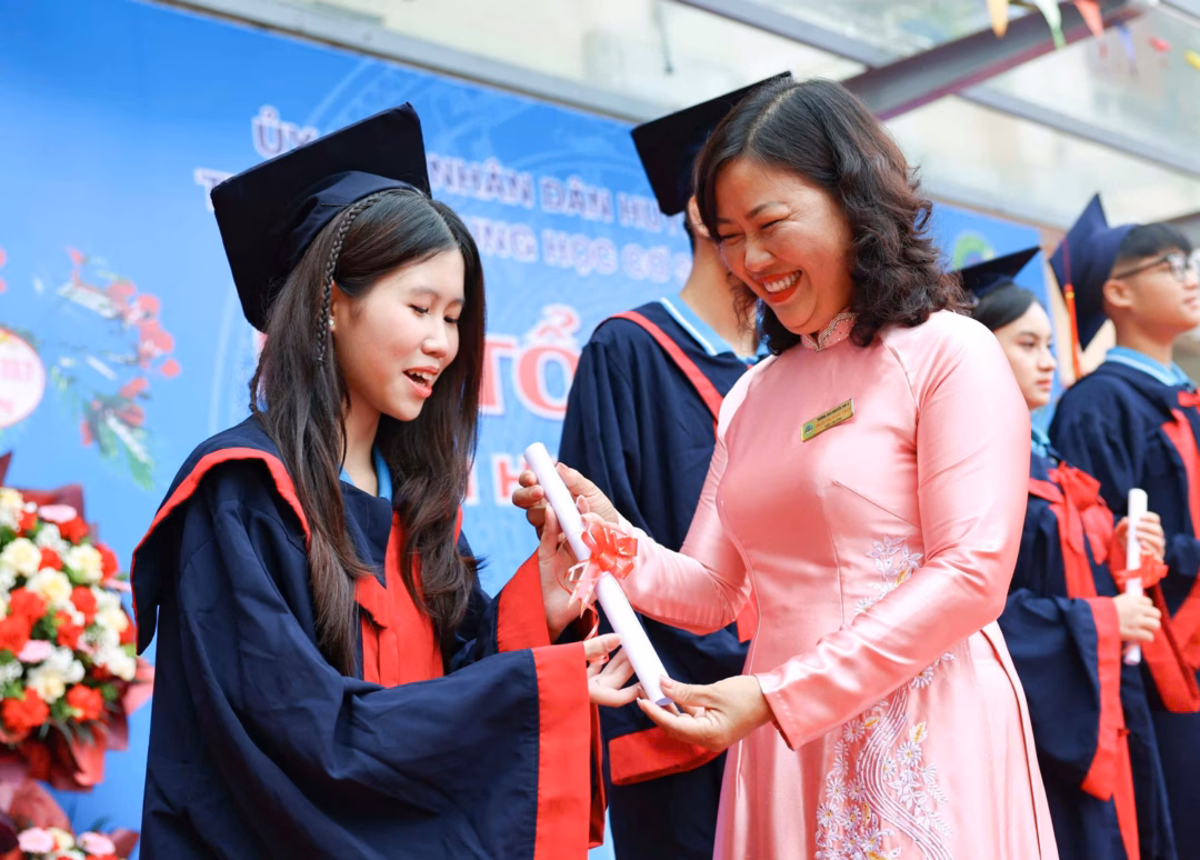 Bà Phạm Thị Ngọc Thúy trao chứng nhận tốt nghiệp Bà Phạm Thị Ngọc Thúy trao chứng nhận tốt nghiệp cho học sinh khối 9