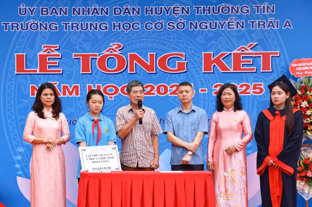 Trao tặng gia đình học sinh khó khăn Ban Giám hiệu cùng đại diện phụ huynh trao gần 194 triệu đồng cho gia đình học sinh khó khăn