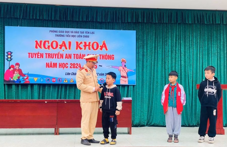 Hoạt động ngoại khóa tại trường z6647232148266-2cc57fb346c505dfd4b529b7dac4be73.jpg