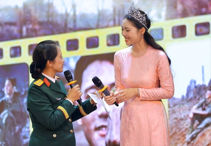 Tại sự kiện, Á hậu 1 Trần Ngọc Châu Anh có cơ hội chiêm ngưỡng những tư liệu hậu trường quý giá của đoàn làm phim tại Quảng Trị.
