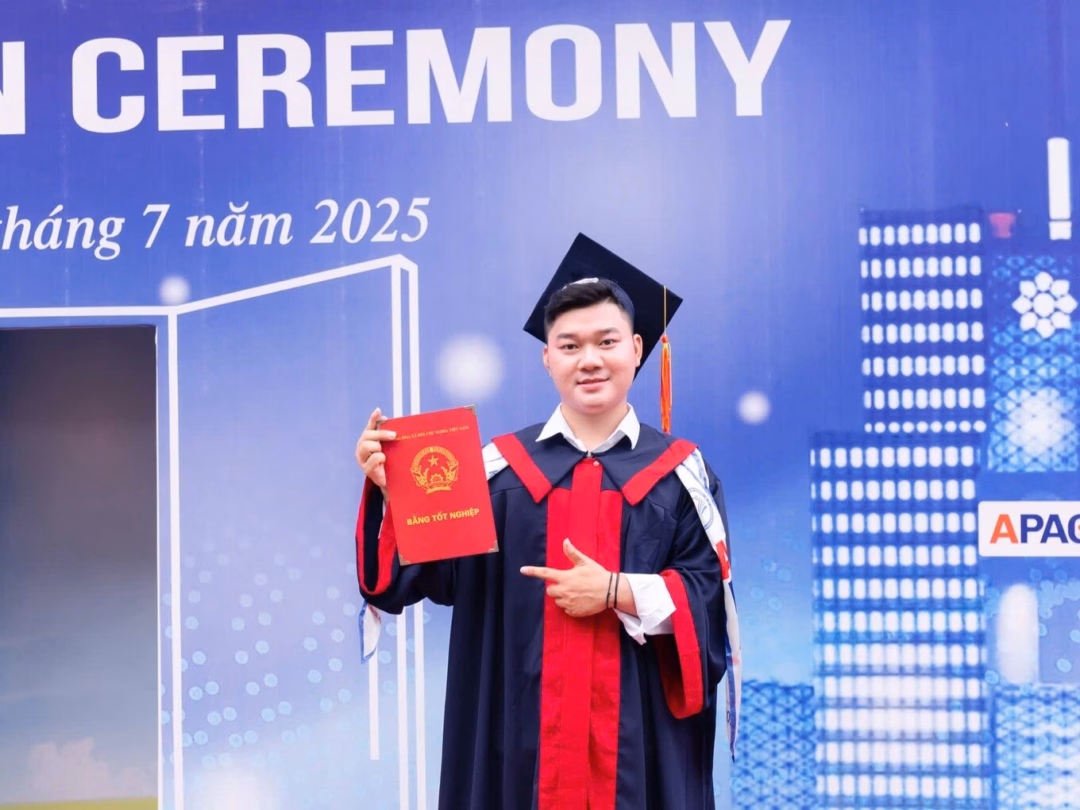 Cậu bé dân tộc Hà Nhì trở thành thủ khoa Học viện Hành chính và Quản trị công Thủ khoa Học viện Hành chính và Quản trị công trong lễ kết nạp Đảng tháng 5/2025 (Ảnh: NVCC).