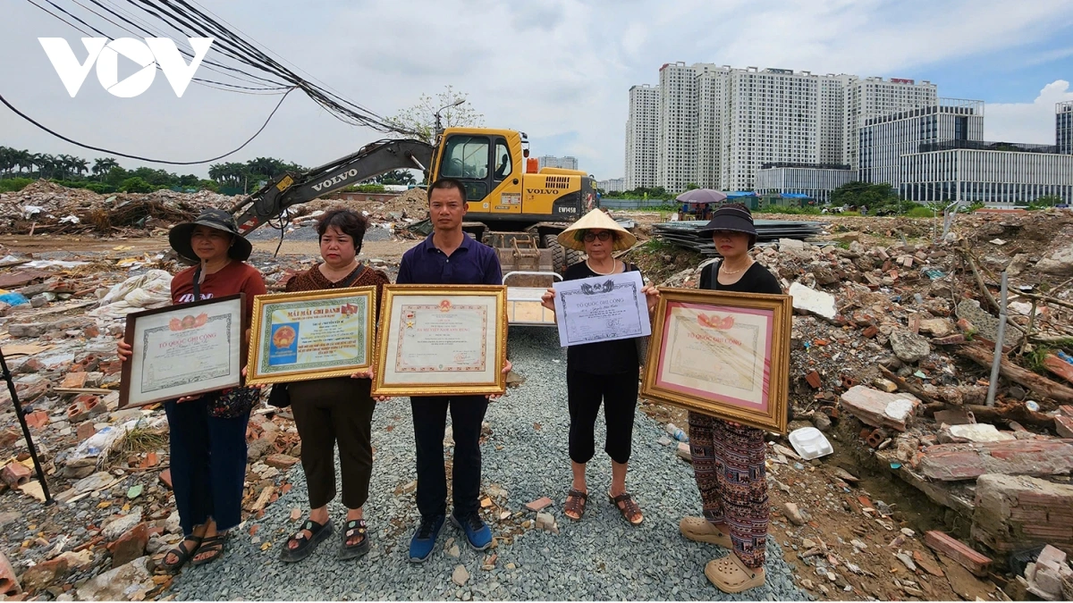 Chủ đầu tư vô ý chôn sống lối vào nghĩa trang: Người dân bức xúc Thân nhân người có công với cách mạng xót xa khi bị bít lối vào nghĩa trang