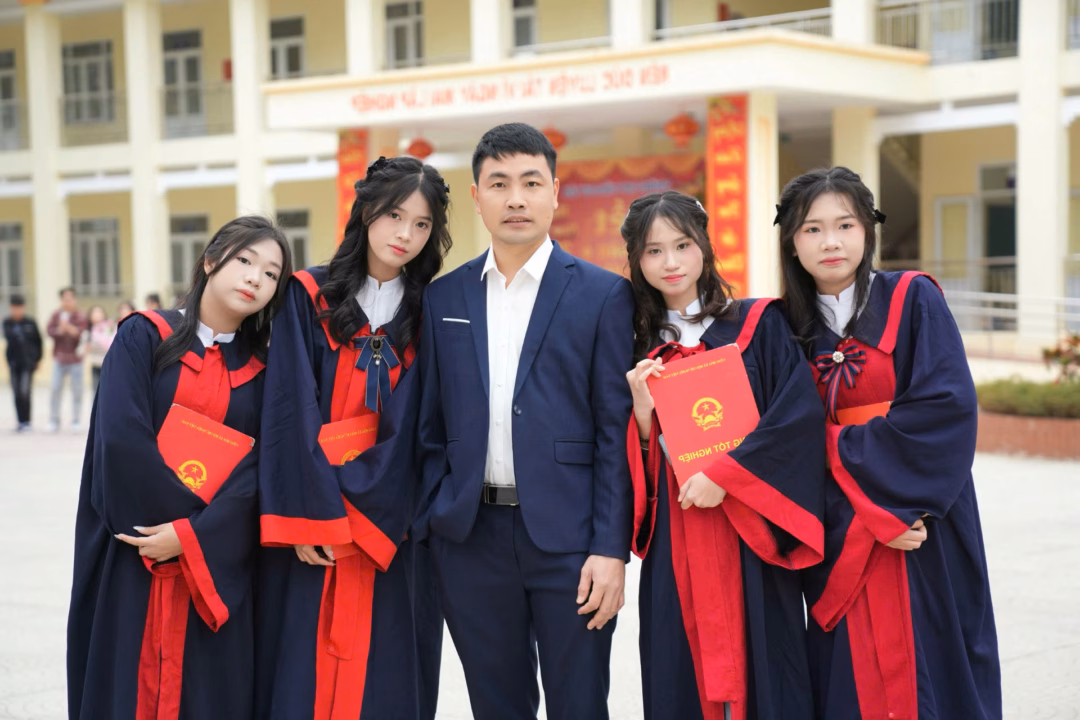 Cô gái Thanh Hóa trở thành á khoa khối C00 cả nước Hiền (đứng thứ 2 từ trái sang) cùng thầy chủ nhiệm và một số bạn thân. Ảnh: NVCC