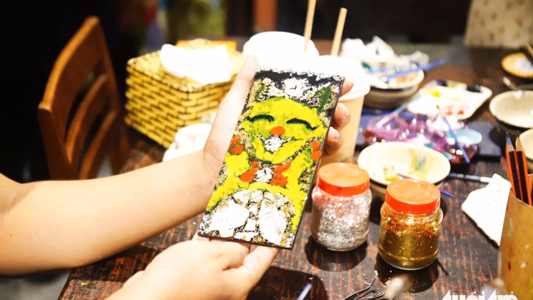 Điểm chuẩn Đại học Tài chính Ngân hàng Hà Nội 2 năm gần đây Du khách thích thú trải nghiệm tự tay làm tranh sơn mài