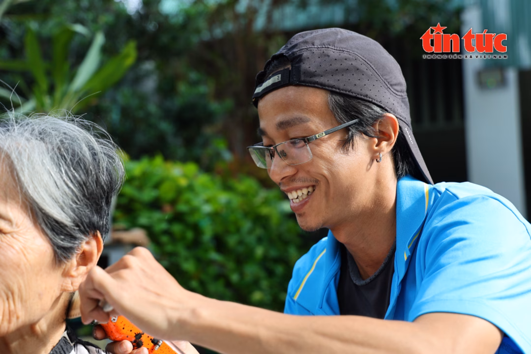 Grooming miễn phí cho người nghèo và bệnh nhân: Lan tỏa yêu thương từ nhóm thợ tóc trẻ Chú thích ảnh