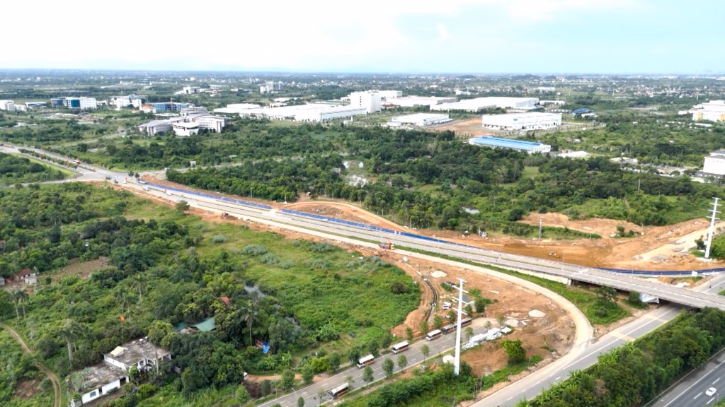 Những vướng mắc kéo dài suốt hàng chục năm như chi trả tiền tạm cư, giải phóng mặt bằng đang được rà soát và tháo gỡ từng bước.