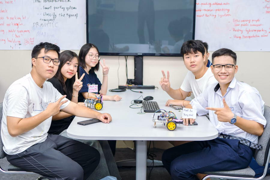 Hồi hộp theo dõi phần “Trình diễn Robot” tại lễ bế giảng Khóa học STEM Lập trình cho Mobile Robot.