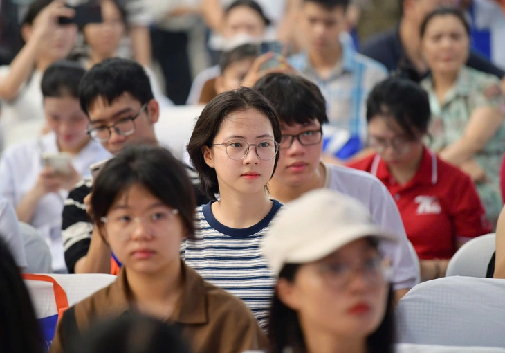 Thí sinh nghe tư vấn của thầy cô tại khu vực tư vấn chung - Ảnh: NAM TRẦN