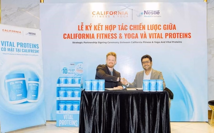 Nestlé hợp tác California Fitness & Yoga: Bổ sung collagen cho lối sống khỏe mạnh Các sản phẩm Vital Proteins Collagen Peptides hiện đã có mặt tại quầy CaliFresh thuộc hệ thống phòng tập California Fitness & Yoga, giúp người tiêu dùng thuận tiện hơn trong việc bổ sung collagen mỗi ngày.