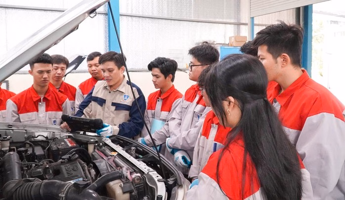 Ngành ô tô “hot” với công nghệ xanh, cơ hội việc làm rộng mở Chuyển đổi xe xăng sang xe điện, ngành kỹ thuật ô tô có sợ "hết thời"?- Ảnh 2.